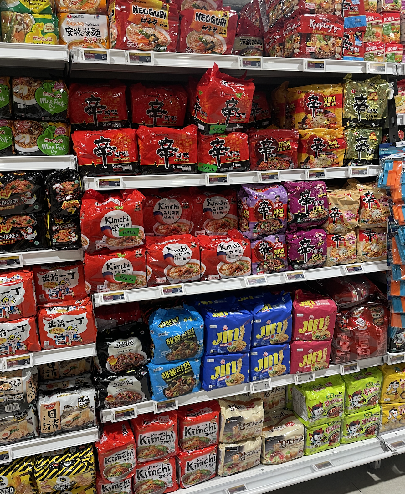 싱가포르 대형 마트 한 면을 가득 채운 다양한 한국 라면 제품들